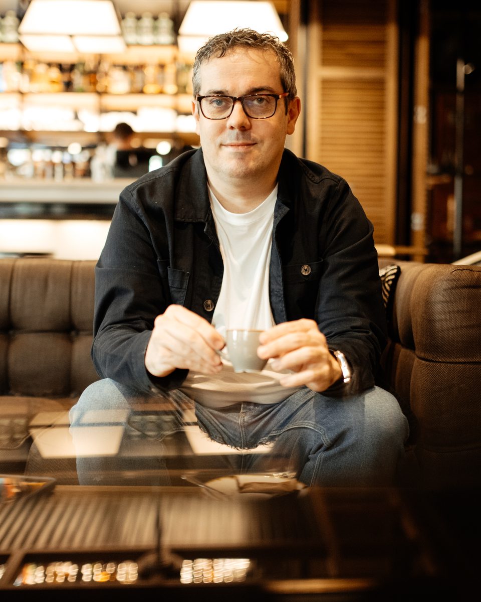 Alfonso Bernal, consultor de marketing digital, con un café en una cafetería